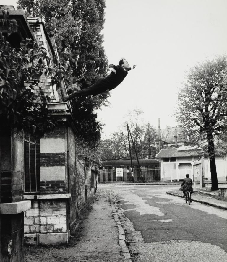 Shunk Kender, Yves Klein, Salto nel vuoto, 19 ottobre 1960 (fotomontaggio). Photo Shunk Kender © J. Paul Getty Trust