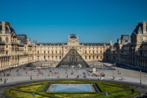 Nel 2022 il Louvre ha accolto 7,8 milioni di persone. Sebbene il numero chiuso di visitatori