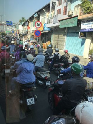 Traffico nella periferia di Saigon
