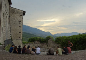 Ritratto a Mano in Abruzzo: workshop-residenza con artista-tutor in un ex convento. Ecco la call