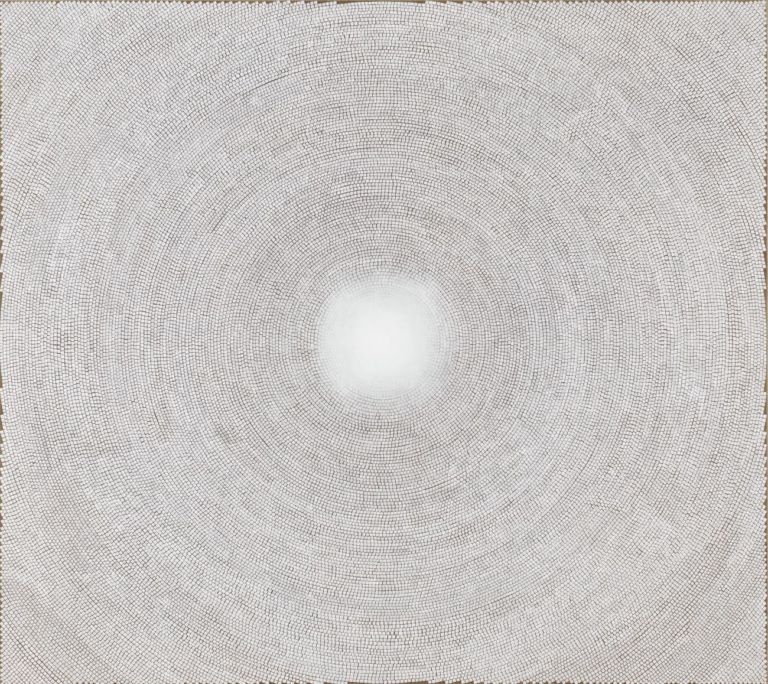 Y.Z. Kami, White Dome I, 2012 13. Dye and Acrylic on Linen, cm 205.7 x 228.6 © Y.Z. Kami. Photo Rob McKeever. Courtesy Gagosian