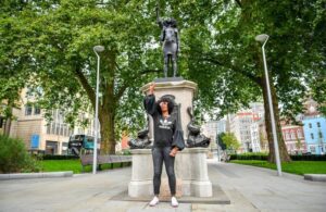 Una statua di Black Lives Matter rimpiazza quella dello schiavista a Bristol