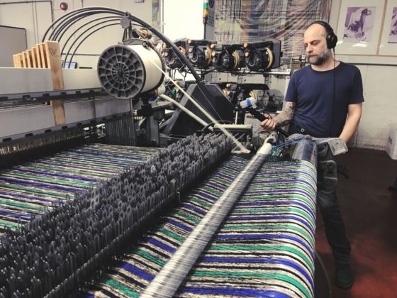 eeviac registra i suoni dei campi elettromagnetici di uno dei telai della fabbrica di tessuti Bonotto