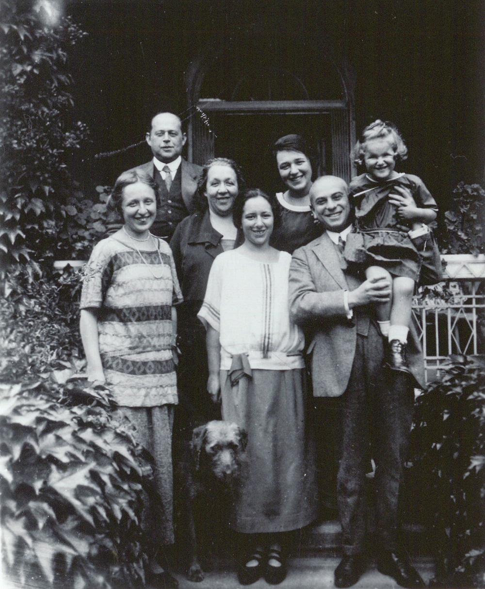 Fila dietro da sinistra: Gustav Arens, Frieda (moglie di Gustav Arens), Grete Arens Glasner; fila in basso da sinistra: Ann A. Unger, Lise Arens, Ernst Glasner, la bambina Gitta Unger (figlia di Ann e Friedrich Unger), 1923 circa © Grete Heinz, Courtesy Castello di Rivoli Museo d’Arte Contemporanea, Rivoli-Torino