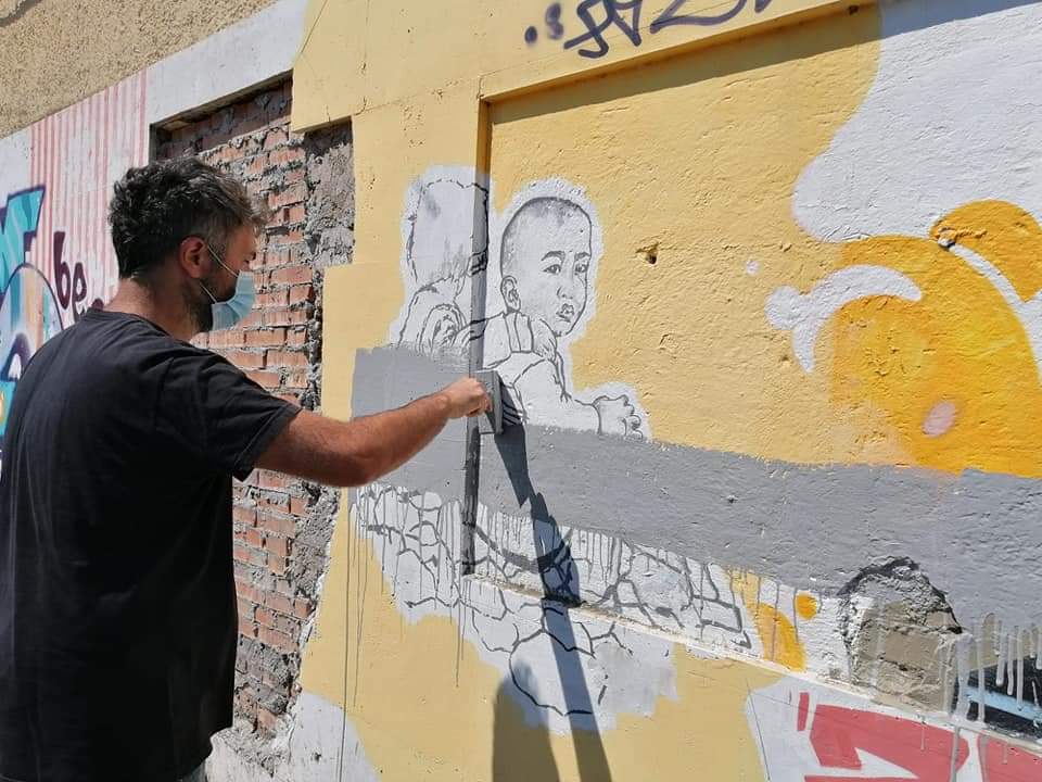 Gli artisti di Muracci Nostri cancellano le opere a Primavalle in protesta contro il Comune