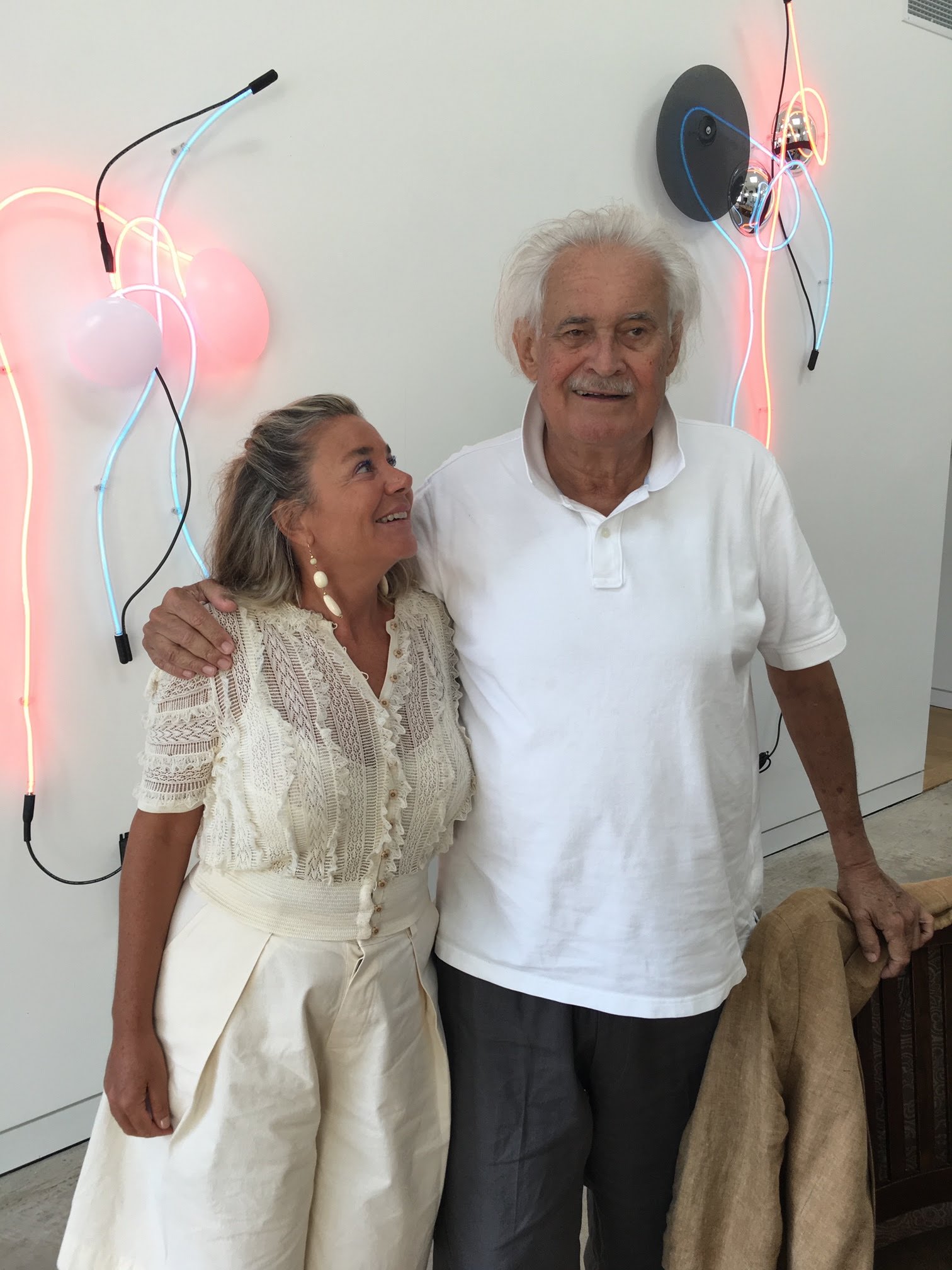 Keith Sonnier e Annamaria Maggi, Bridgehampton NY, 2018. Courtesy Galleria Fumagalli