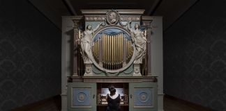 Ragnar Kjartansson, The Sky in a Room, 2018. Performer, organ and the song "Il Cielo in una Stanza" by Gino Paoli (1960) Commissioned by Artes Mundi and Amgueddfa Cymru – National Museum Wales and acquired with the support of the Derek Williams Trust and Art Fund. Courtesy of the artist, Luhring Augustine, New York and i8 Gallery, Reykjavik. Ph. Hugo Glendinning