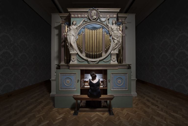 Ragnar Kjartansson, The Sky in a Room, 2018. Performer, organ and the song "Il Cielo in una Stanza" by Gino Paoli (1960) Commissioned by Artes Mundi and Amgueddfa Cymru – National Museum Wales and acquired with the support of the Derek Williams Trust and Art Fund. Courtesy of the artist, Luhring Augustine, New York and i8 Gallery, Reykjavik. Ph. Hugo Glendinning