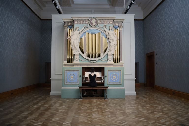 Ragnar Kjartansson, The Sky in a Room, 2018. Performer, organ and the song "Il Cielo in una Stanza" by Gino Paoli (1960) Commissioned by Artes Mundi and Amgueddfa Cymru – National Museum Wales and acquired with the support of the Derek Williams Trust and Art Fund. Courtesy of the artist, Luhring Augustine, New York and i8 Gallery, Reykjavik. Ph. Polly Thomas