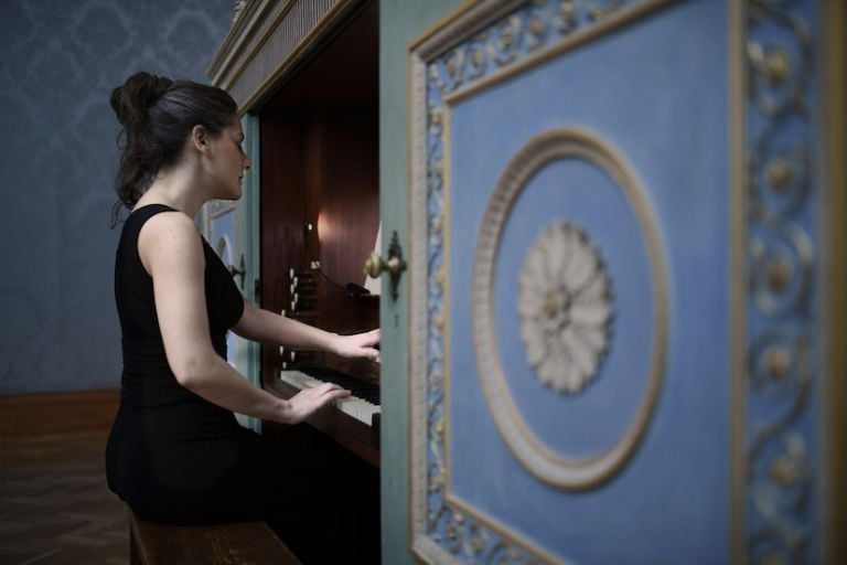 Ragnar Kjartansson, The Sky in a Room, 2018. Performer, organ and the song "Il Cielo in una Stanza" by Gino Paoli (1960) Commissioned by Artes Mundi and Amgueddfa Cymru – National Museum Wales and acquired with the support of the Derek Williams Trust and Art Fund. Courtesy of the artist, Luhring Augustine, New York and i8 Gallery, Reykjavik. Ph. Polly Thomas