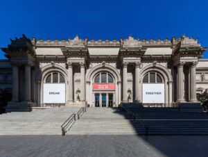 Dream Together, il messaggio di Yoko Ono sulla facciata del Met di New York