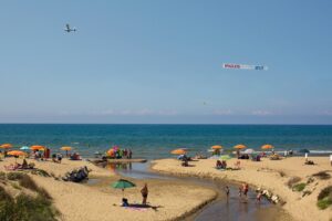 Tracce/Traces, i banner aerei di Lawrence Weiner irrompono sul litorale romano. Le immagini