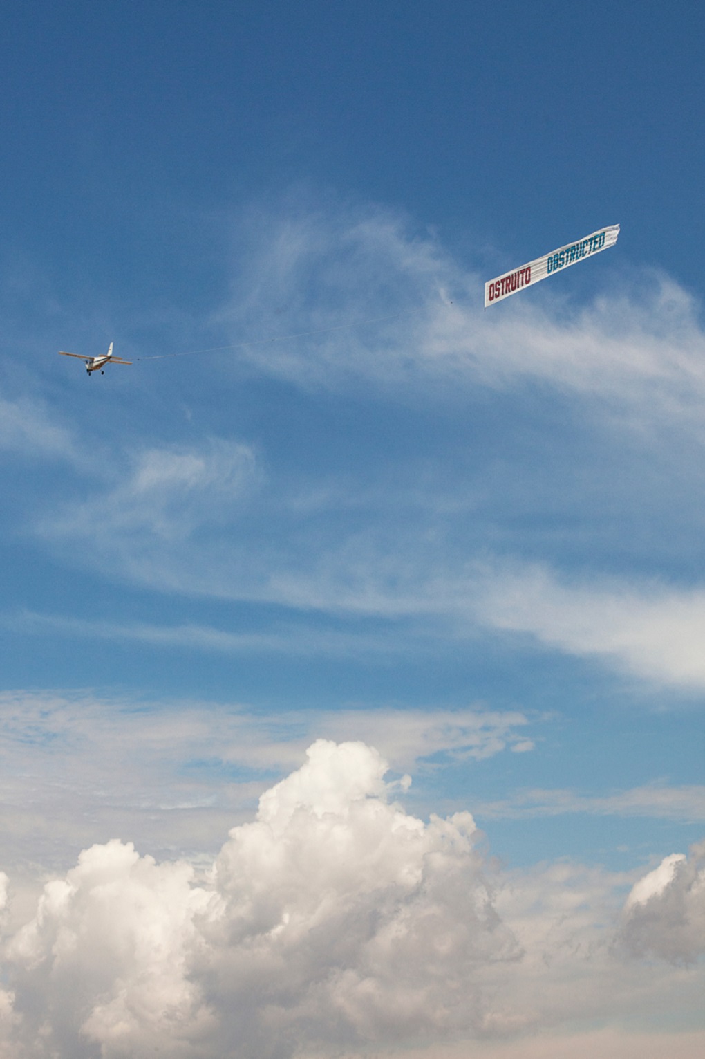 3a Lawrence Weiner TRACCE TRACES Ostruito Obstructed Tracce/Traces, i banner aerei di Lawrence Weiner irrompono sul litorale romano. Le immagini