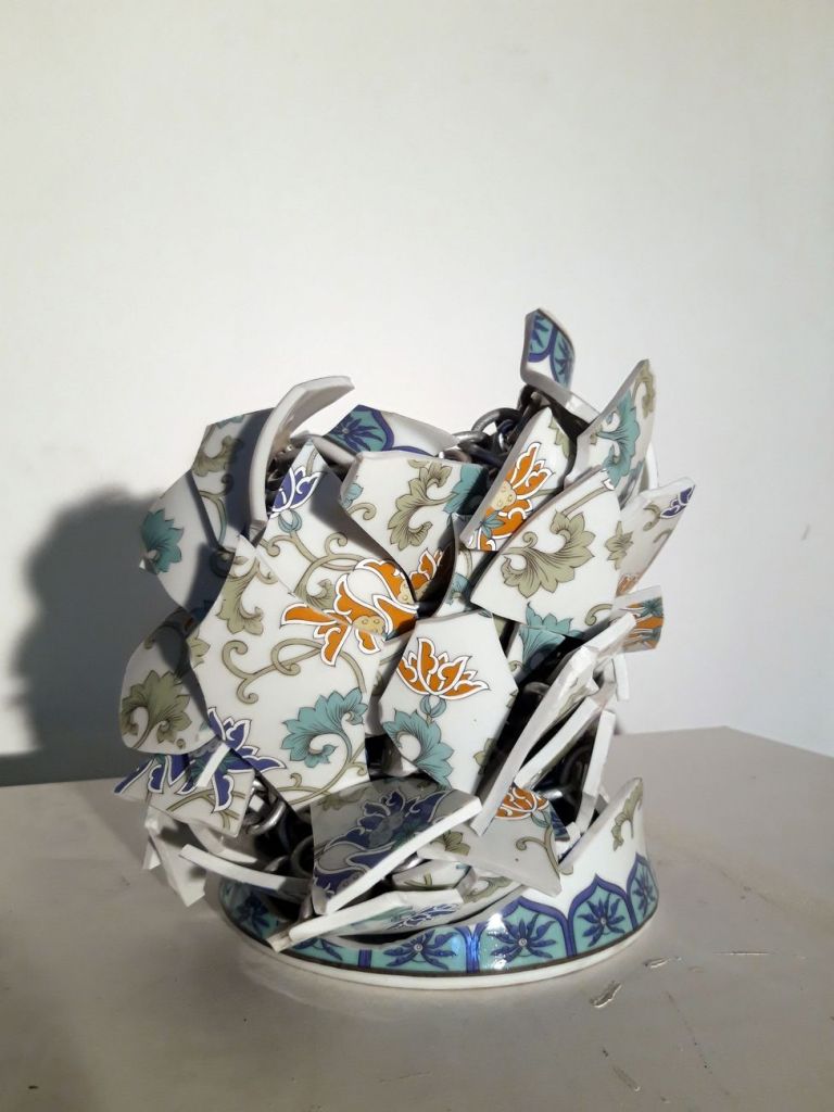 Alberto Gianfreda, Nothing as it seems, 2019, ceramica e alluminio, cm 30x25x25