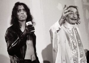 Lo strano incontro tra Salvador Dalì e Alice Cooper in un video d’epoca