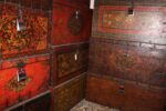 Antichi bauli tibetani in legno dipinti e laorati a intaglio. Courtesy Galleria Thais