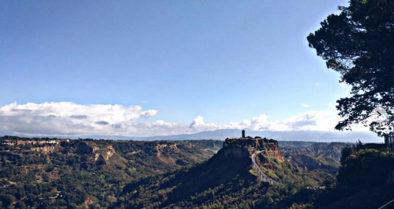 Arianne Peixoto, veduta orizzontale di Civita, 2020, IG @arianne.cn