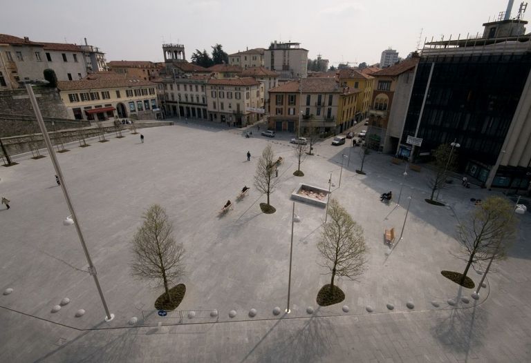 COR Arquitectos, Piazza Garibaldi e Salita di San Paolo, Cantù, 2004 07. Photo Giacomo Morelli