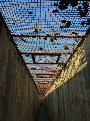 Corridoio esterno chiuso da una grata di protezione, Castello Angioino di Gaeta, 2020