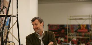 Danilo Eccher durante l'allestimento della mostra EROI, ph. Holga Mangano, GAM Torino, fonte Wikipedia