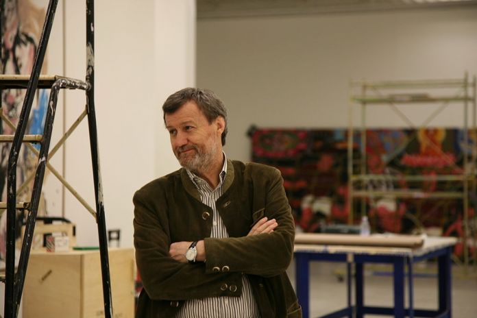 Danilo Eccher durante l'allestimento della mostra EROI, ph. Holga Mangano, GAM Torino, fonte Wikipedia