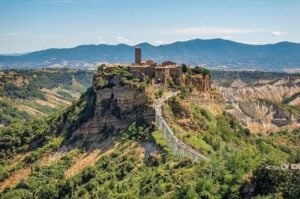 Italia fantasma. Civita di Bagnoregio, la città che muore, aggrappata alla vita