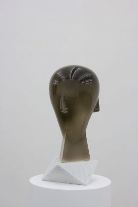 Francesco Carone, Erma Ermafrodita + Idolo, 2016, ceramica smaltata + poliedro ricavato da capitello in marmo venato della metà del 1400, cm 35x20x20 + cm 23x23x8. Collezione privata, Pistoia. Photo Serge Domingie
