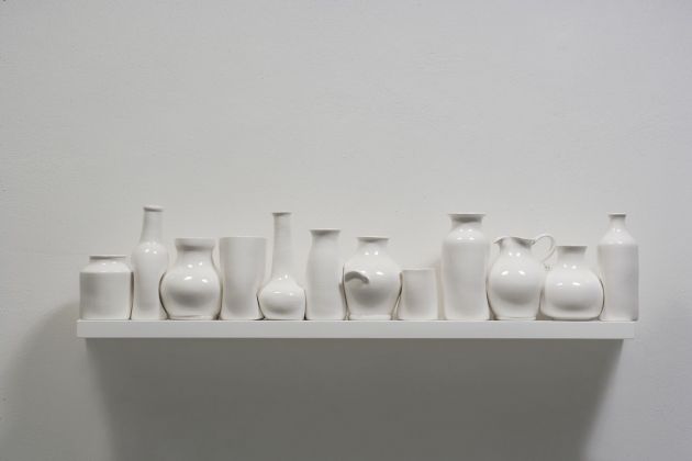 Francesco Carone, Insidia, 2008, ceramica, legno laccato, cm 31,9x131x20. Collezione Banca di Pisa e Fornacette. Photo Serge Domingie