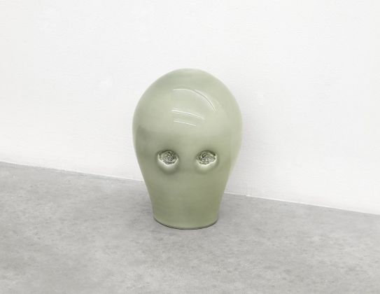 Francesco Carone, Venere Strabica (Versunkenheit), 2018, ceramica smaltata, cm 33x33x33. Courtesy SpazioA, Pistoia. Photo Camilla Maria Santini