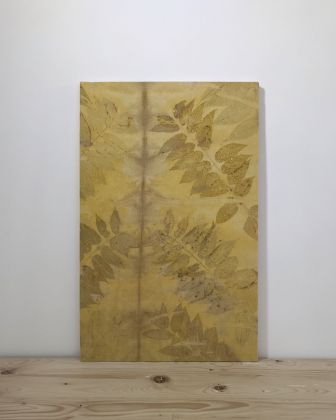 Francesco Fossati e Famiglia, Ailanto Giallo, 2020, ecoprint su lino e telaio in legno di recupero, 55x85 cm. Courtesy Porto Museo di Tricase