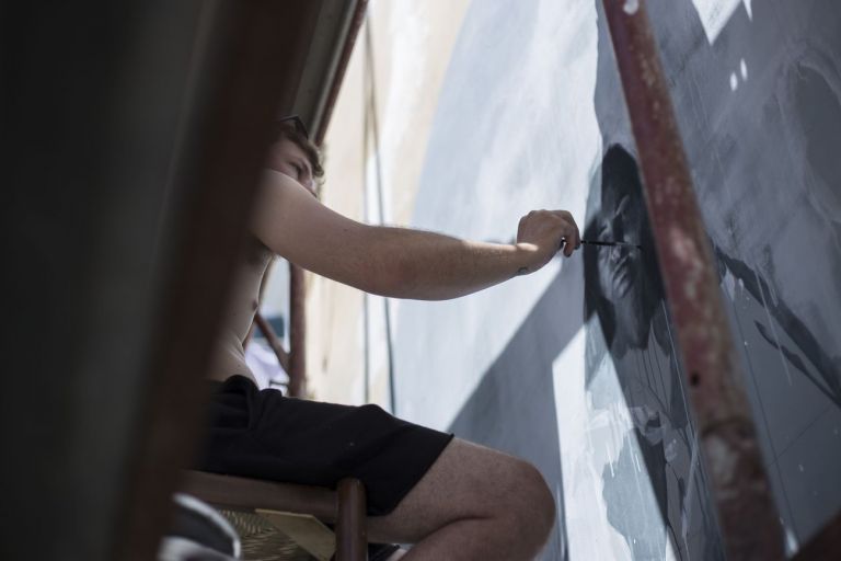 Francisco Bosoletti mentre realizza l'opera “Alma Memoria”, Casamale, Somma Vesuviana, luglio 2018. Photo credit Raffaele di Lorenzo