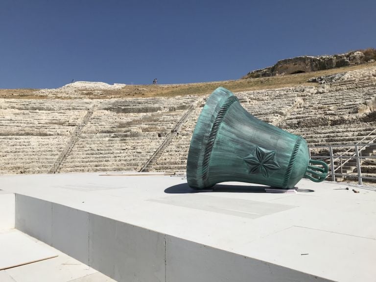 Tra mito e arte contemporanea. La performance di Mircea Cantor al Teatro Greco di Siracusa