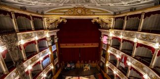 Il palco, il golfo mistico e un'opera aggettante di Loredana Longo. Teatro Tina di Lorenzo, Noto 2020. Photo Franca Centaro
