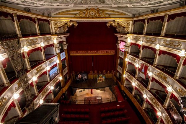 Il palco, il golfo mistico e un'opera aggettante di Loredana Longo. Teatro Tina di Lorenzo, Noto 2020. Photo Franca Centaro