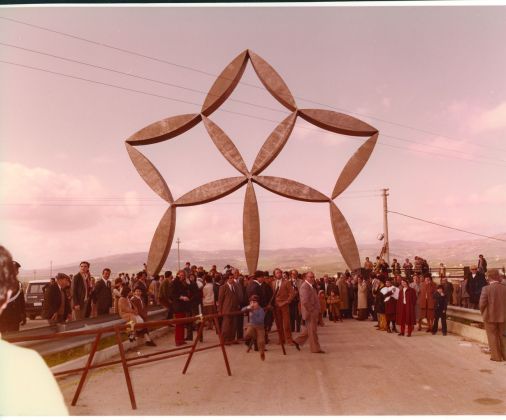 Inaugurazione della Porta del Belìce di Pietro Consagra, Gibellina 1981, foto archivio Comune di Gibellina