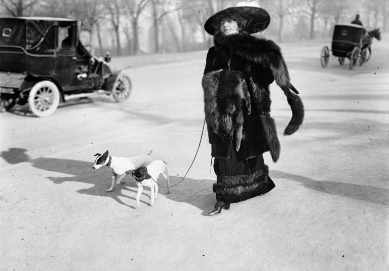 Jacques Henri Lartigue, Anna la Pradvina, detta anche “la signora con le volpi”, Avenue du Bois, Paris, 1911