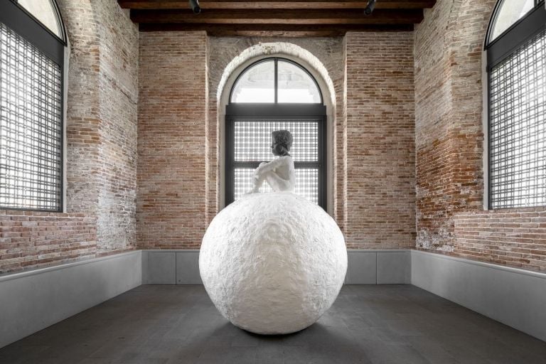 Lorna Simpson, Woman on a Snowball, 2018 © Lorna Simpson. Courtesy of the artist and Houser & Wirth. Installation view at Punta della Dogana, Venezia 2020 © Palazzo Grassi, photo Marco Cappelletti