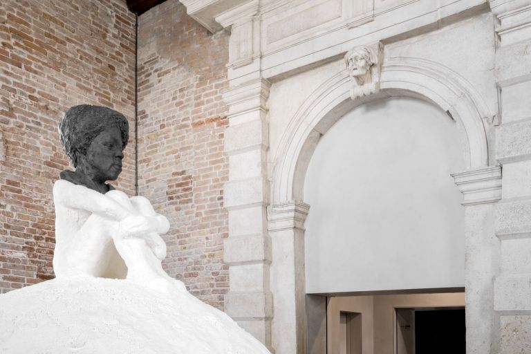 Lorna Simpson, Woman on a Snowball, 2018, dettaglio © Lorna Simpson. Courtesy of the artist and Houser & Wirth. Installation view at Punta della Dogana, Venezia 2020 © Palazzo Grassi, photo Marco Cappelletti