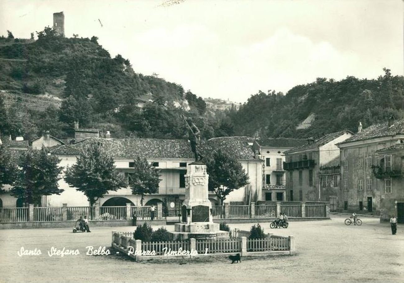 La piazza principale di Santo Stefano Belbo negli anni Venti, al tempo dell’infanzia di Pavese