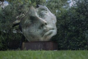 Estate in Versilia con le sculture di Mitoraj nel Bagno Alpemare di Andrea Bocelli, Covid-scettico