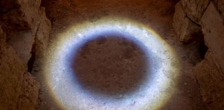 Maria D. Rapicavoli, Il giorno del sole, 2020, fonte luminosa; Ø 120 cm, courtesy l’artista. Photo Raffaele Puce
