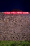 Maria D. Rapicavoli, Make this earth home, 2020; opera installata sulle mura dei fossati del Castello di Otranto per la mostra personale “Make This Earth Home”, Torre Matta, Otranto, flex led neon; 7mx70x2 cm, courtesy l’artista. Photo Raffaele Puce