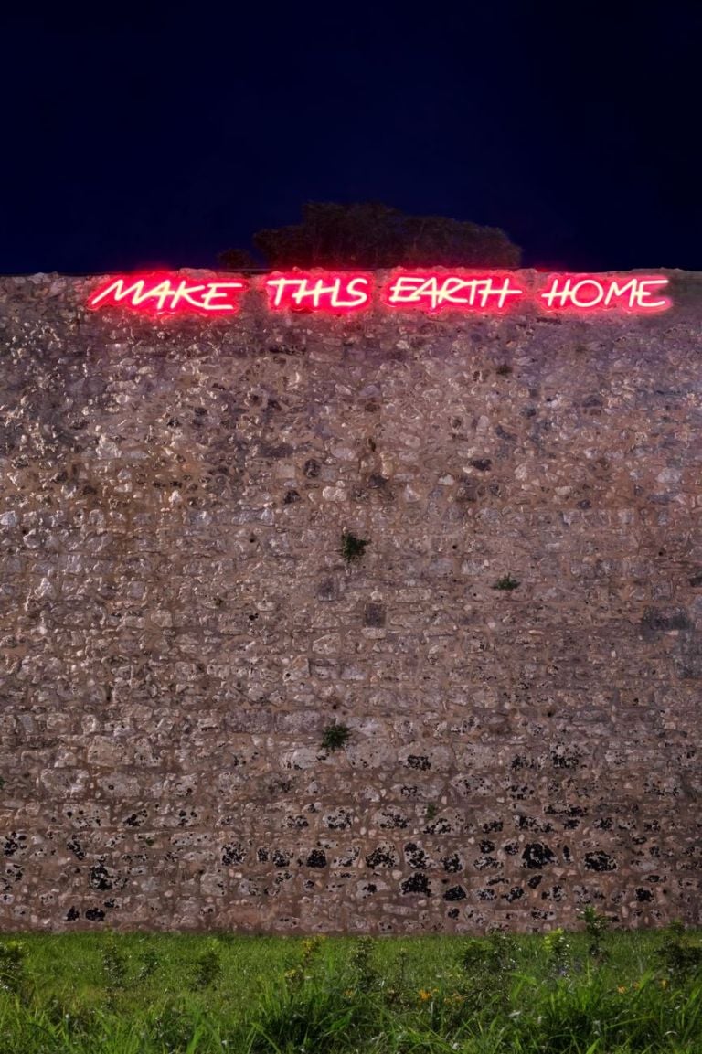 Maria D. Rapicavoli, Make this earth home, 2020; opera installata sulle mura dei fossati del Castello di Otranto per la mostra personale “Make This Earth Home”, Torre Matta, Otranto, flex led neon; 7mx70x2 cm, courtesy l’artista. Photo Raffaele Puce