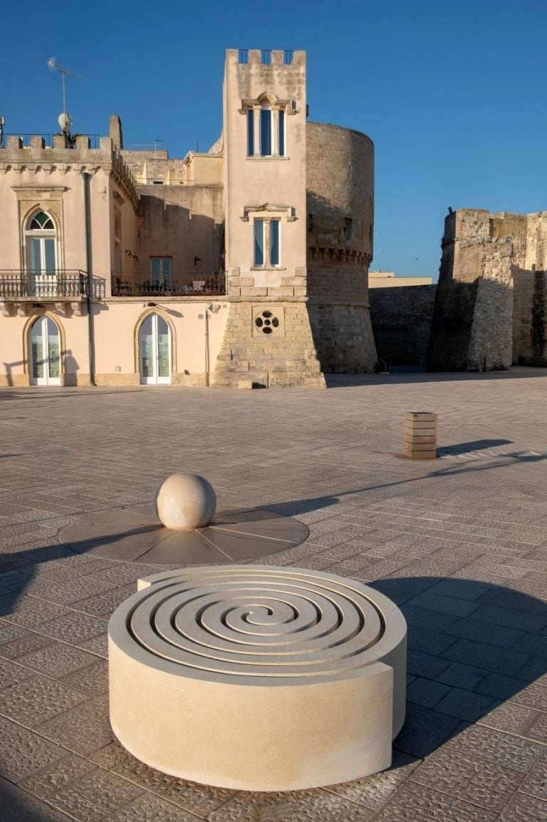 Maria D. Rapicavoli, Terra#1, 2020; opera installata presso Lungomare degli Eroi, Otranto per la mostra personale “Make This Earth Home”, Torre Matta, Otranto 2020, pietra leccese scolpita; 178x160x45 cm, courtesy l’artista. Photo Raffaele Puce