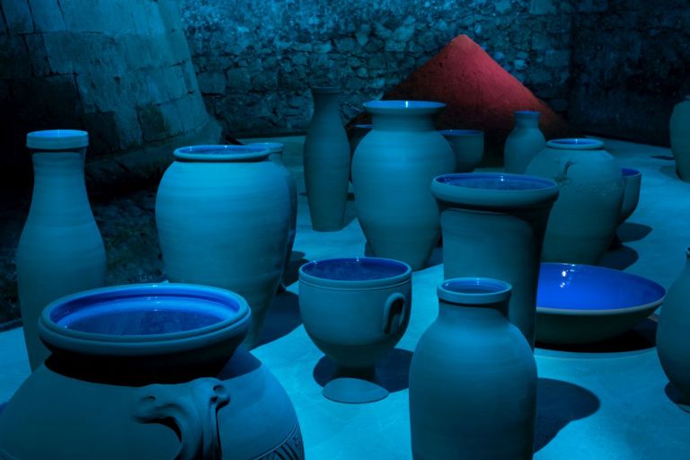 Maria D. Rapicavoli, veduta dell’installazione per la mostra personale “Make This Earth Home”, Torre Matta, Otranto 2020, 35 vasi di terracotta smaltata lavorata a mano, acqua marina e terra di bauxite; dimensioni variabili, courtesy l’artista. Photo Raffaele Puce