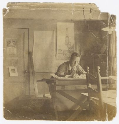 Michel de Klerk al lavoro nel suo studio. Photo credits Museo Het Schip