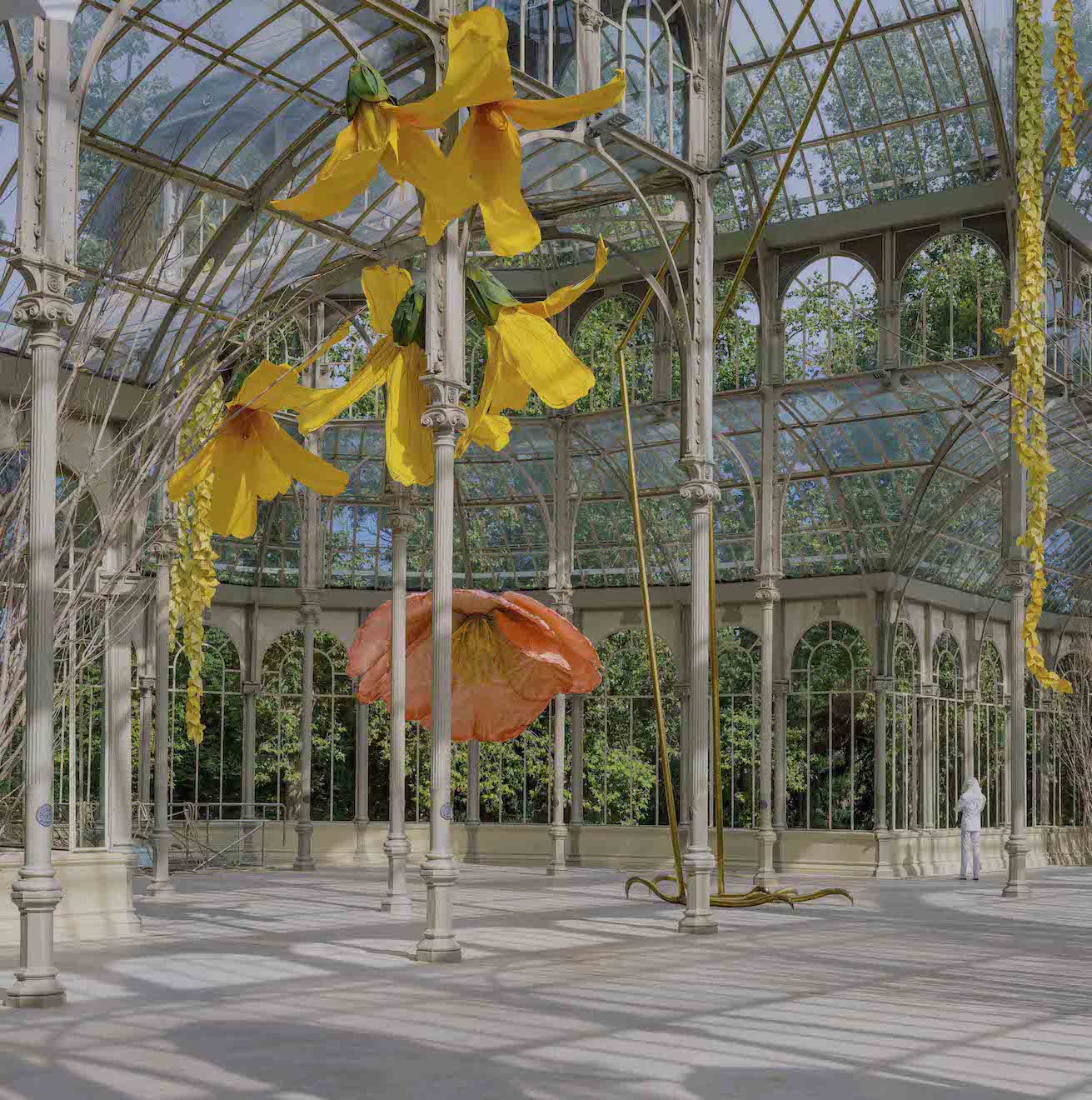 Detalle de la exposicion de Petrit Halilaj, A un cuervo y los huracanes que, desde lugares desconocidos, traen de vuelta olores de humanos enamorados. Palacio de Cristal, 2020 Museo Nacional Centro de Arte Reina Sofia Fotografia ImagenSubliminal (Miguel de Guzmán y Rocío Romero)