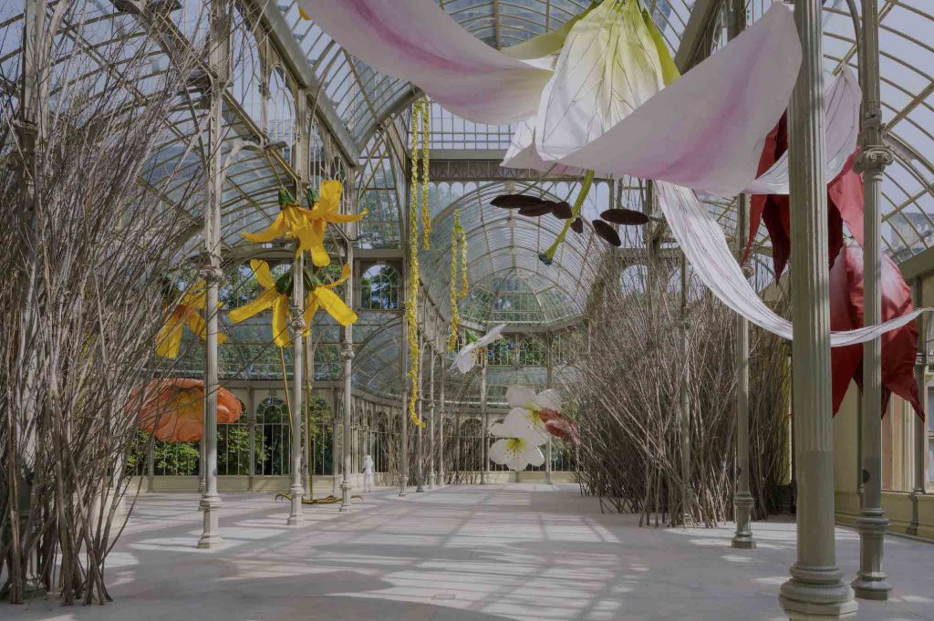 Petrit Halilaj ha trasformato il Palacio De Cristal di Madrid in un grande nido. Le immagini