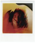 Paolo Gioli, Autoritratto stenopeico, Polaroid SX-70 applicata su carta da disegno, 25 × 17,5 cm, 1977. Collezione privata. © Paolo Gioli