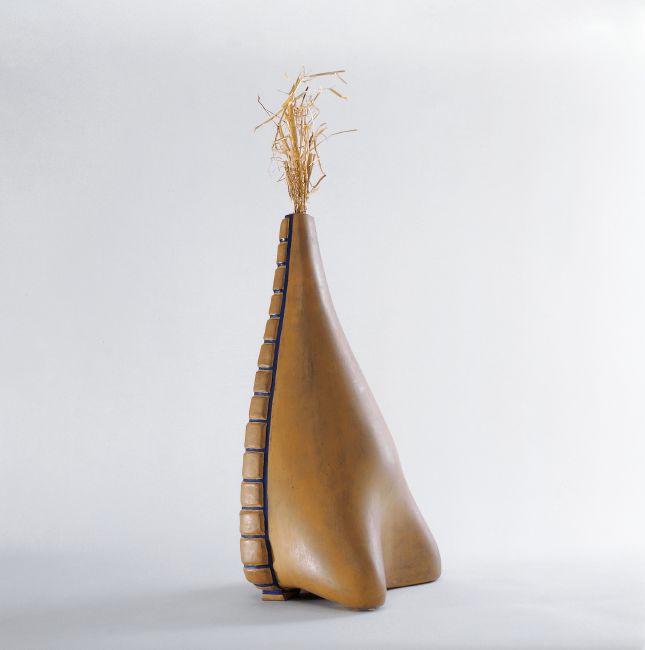Meret Oppenheim Venus primitive, 1933-62 Painted terracotta, glaced straw, 64 x 26,5 x 20 cm Kunstmuseum Solothurn © Meret Oppenheim / VISDA 2020